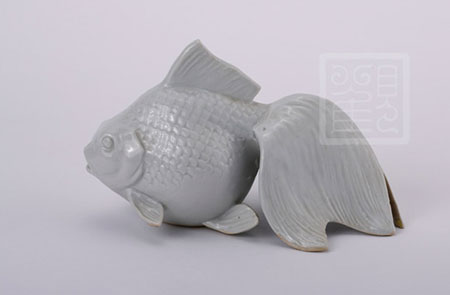 白釉瓷塑金鱼 清乾隆