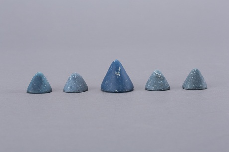 蓝色琉璃金字塔形棋子五颗 唐代