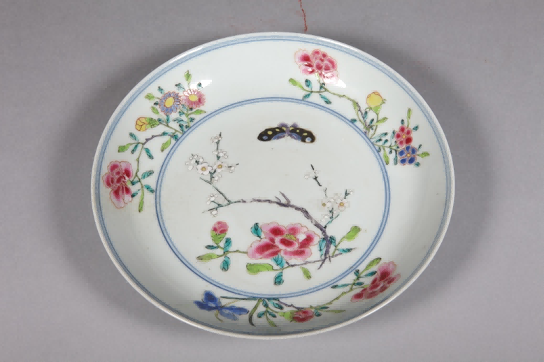 粉彩花卉蛱蝶纹盘 清康熙