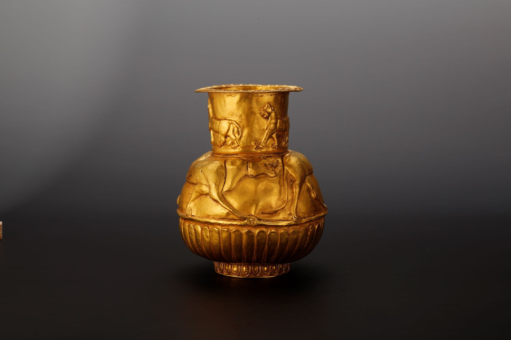 狮纹金壶   公元前四世纪